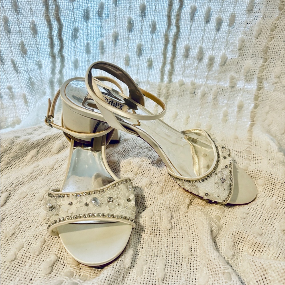 Badgley Mischka Taylon Elegant White Beaded Women's Heels Size 9
